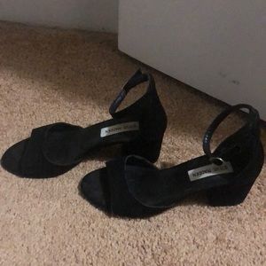 Open toe strap heel